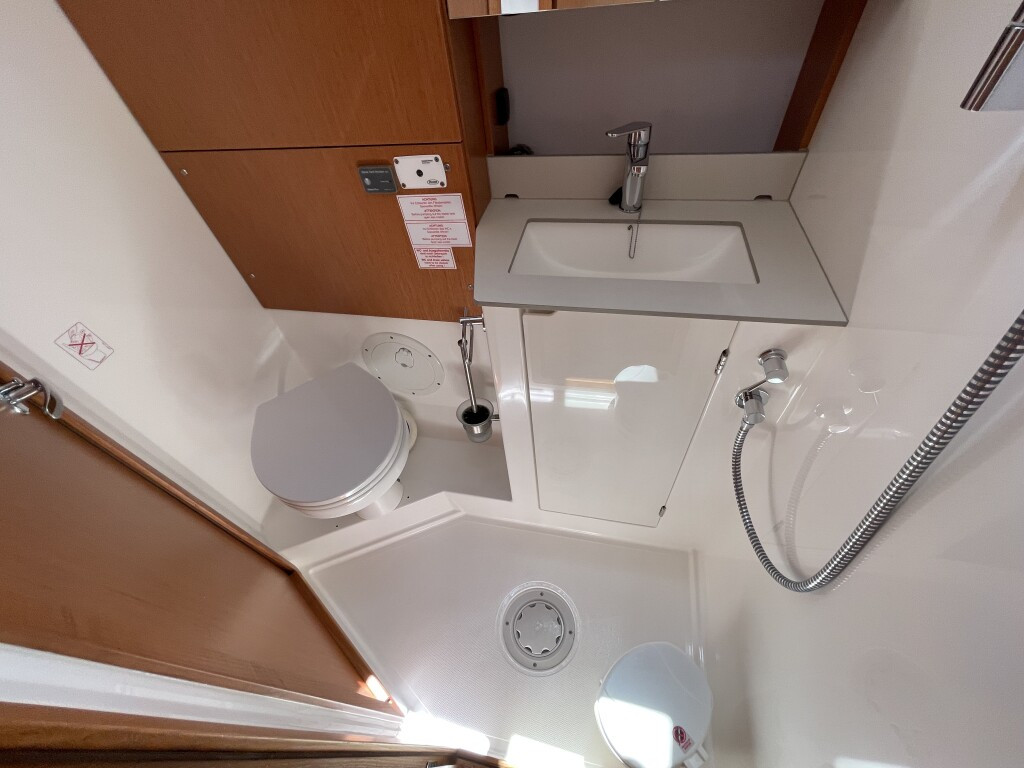 Yacht BAVARIA - C46 "Dimokritos"