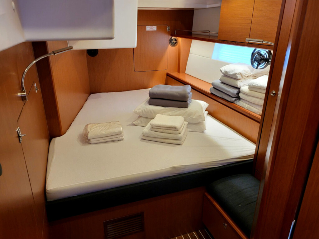 Yacht BAVARIA - C57  Holiday "Promitheas"