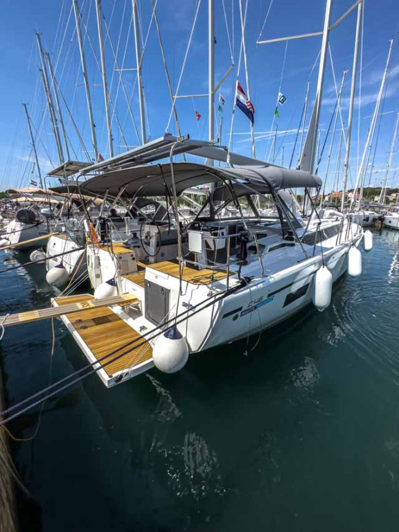 Yacht BAVARIA - C46 "Naos"