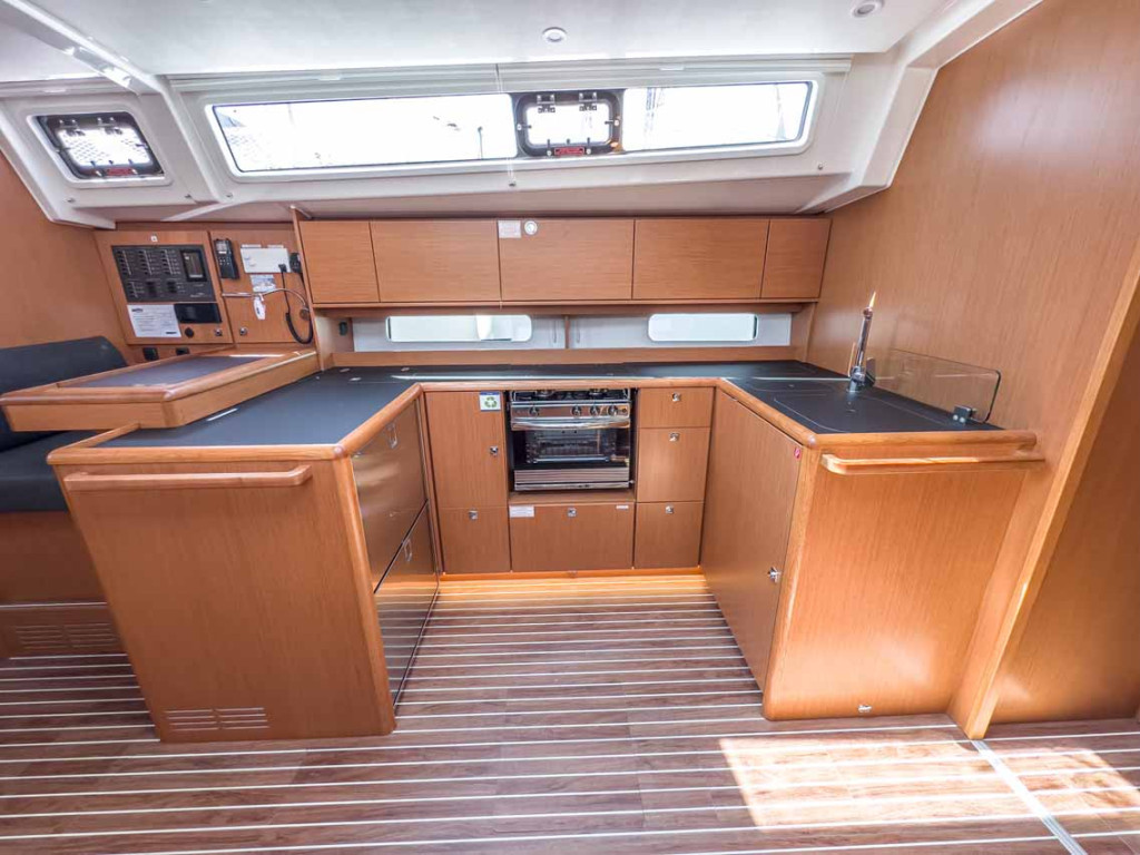 Yacht BAVARIA - C46 "Naos"