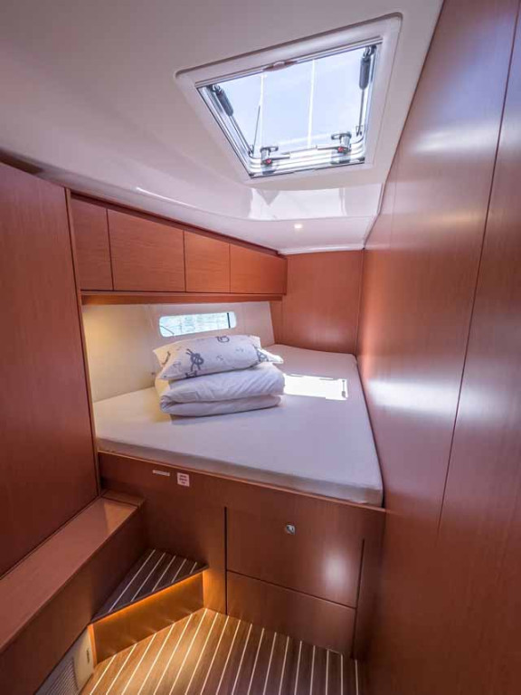 Yacht BAVARIA - C46 "Naos"
