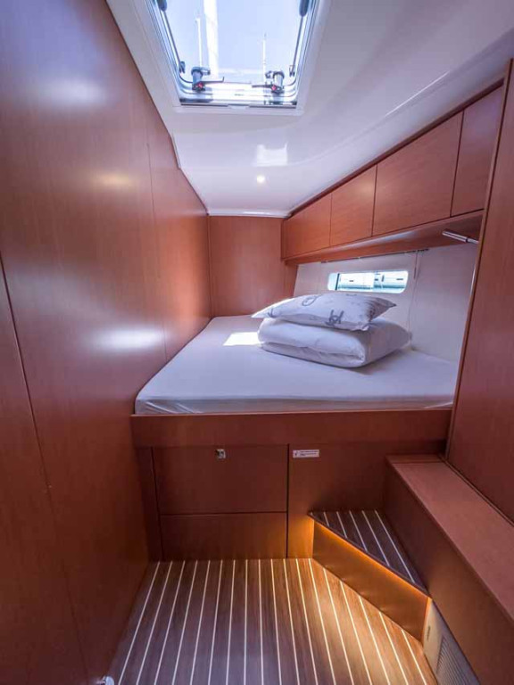 Yacht BAVARIA - C46 "Naos"
