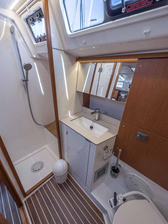 Yacht BAVARIA - C46 "Naos"
