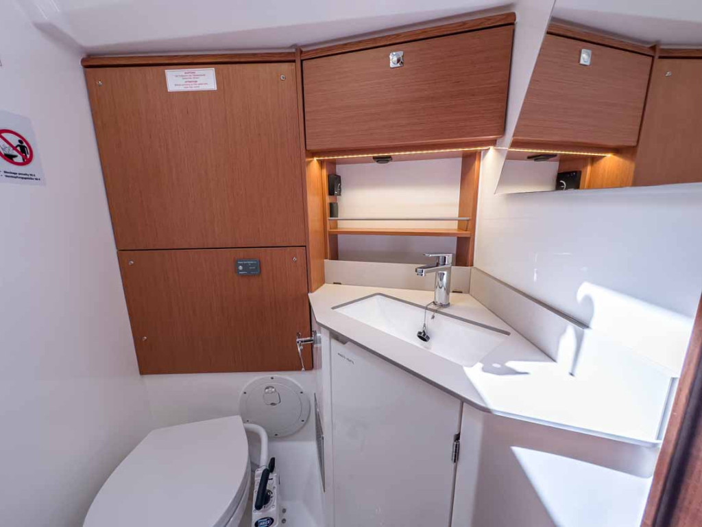 Yacht BAVARIA - C46 "Naos"