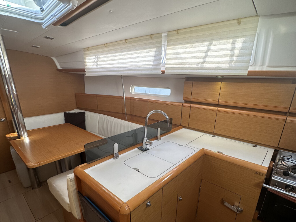 Yacht JEANNEAU - Sun Odyssey 379 "Oyster Shell"