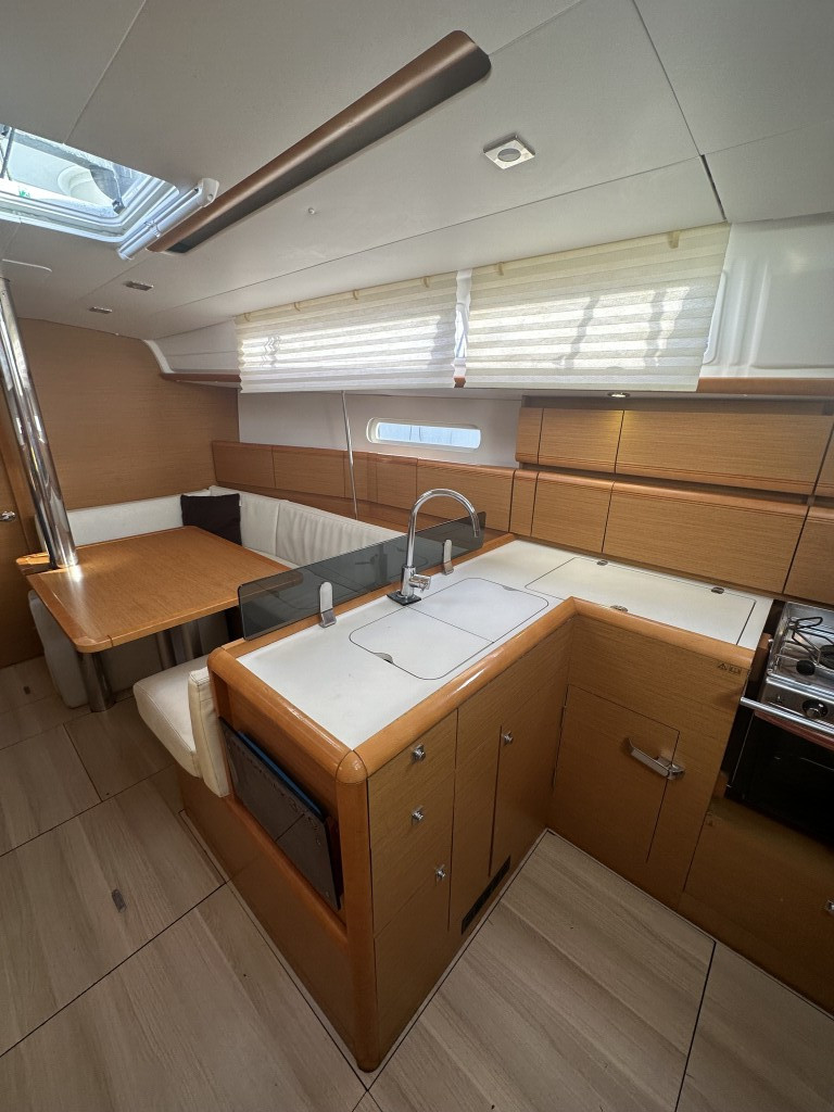 Yacht JEANNEAU - Sun Odyssey 379 "Oyster Shell"