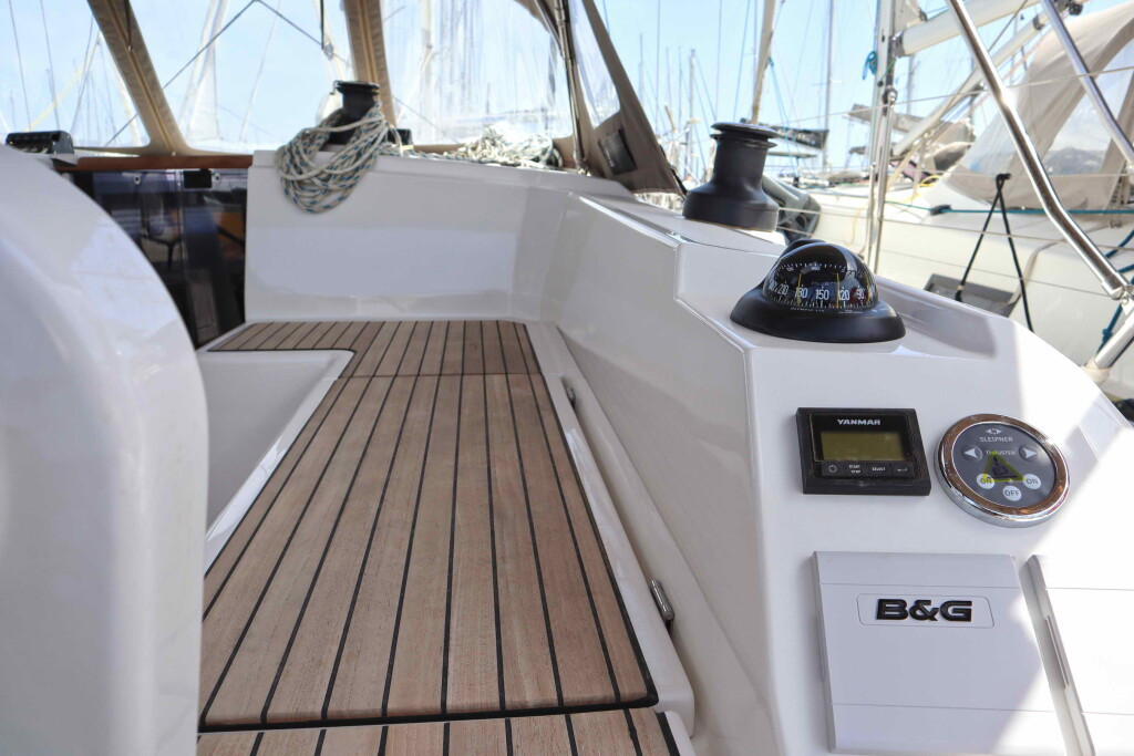 Yacht BAVARIA - C42 "Lima"