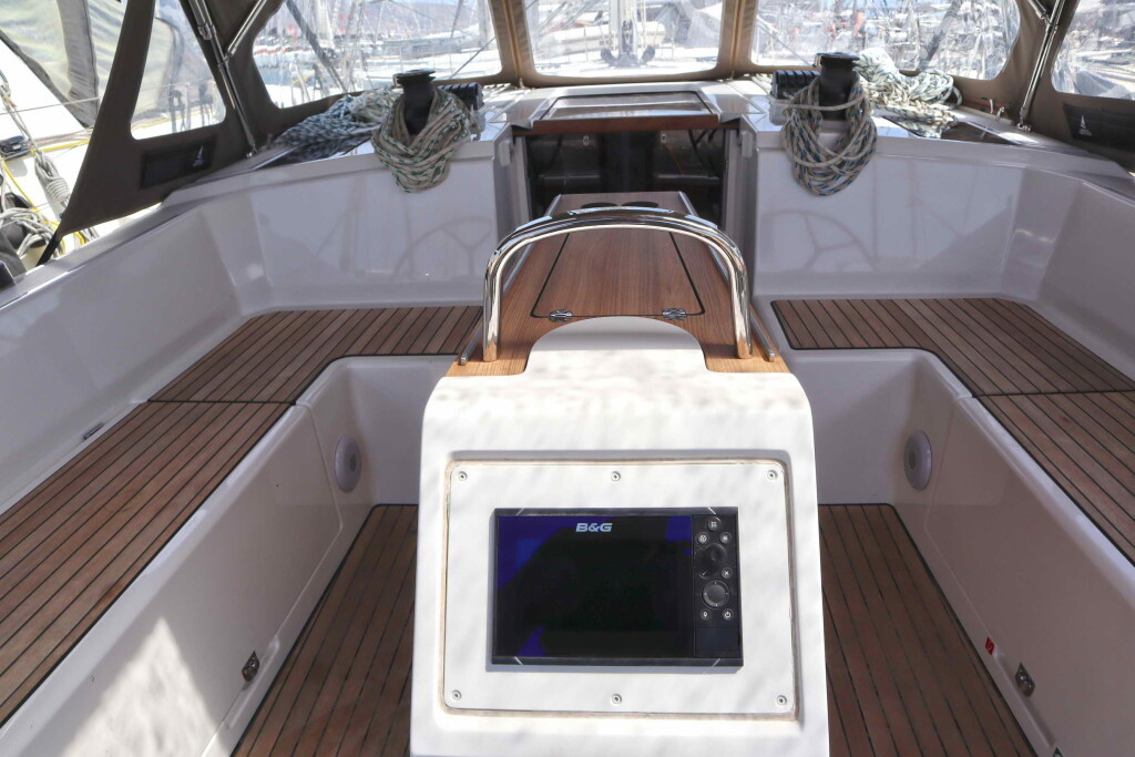 Yacht BAVARIA - C42 "Lima"