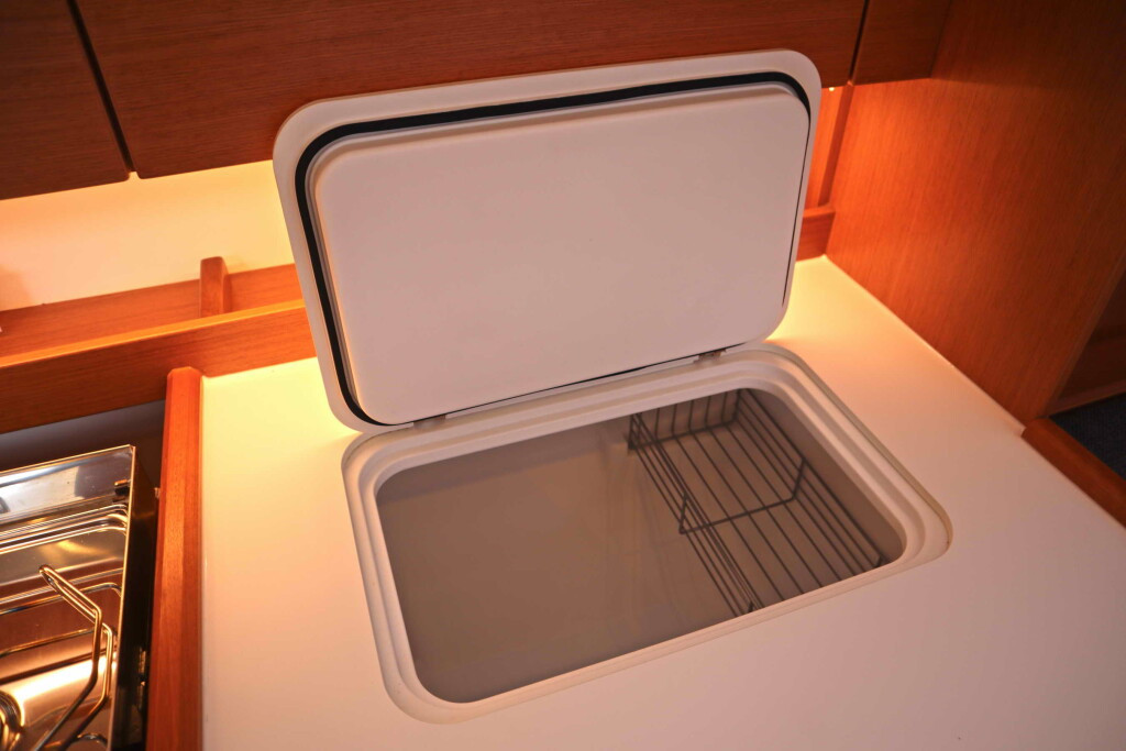 Yacht BAVARIA - C42 "Lima"