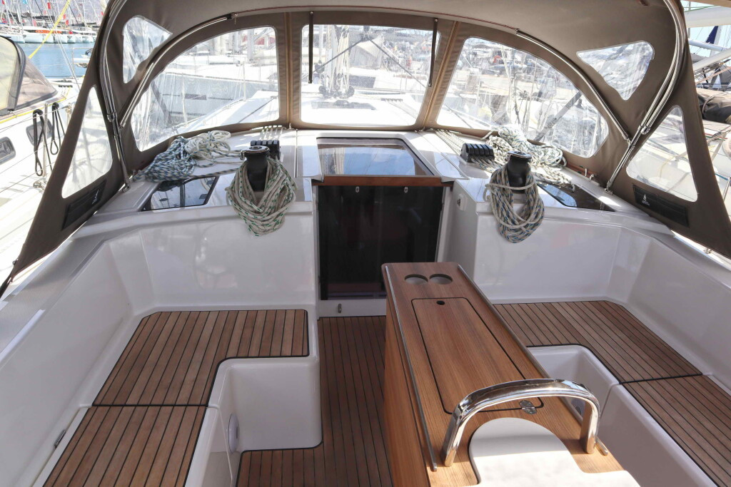 Yacht BAVARIA - C42 "Lima"