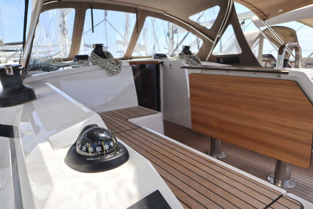 Yacht BAVARIA - C42 "Lima"