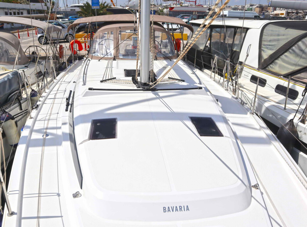 Yacht BAVARIA - C42 "Lima"