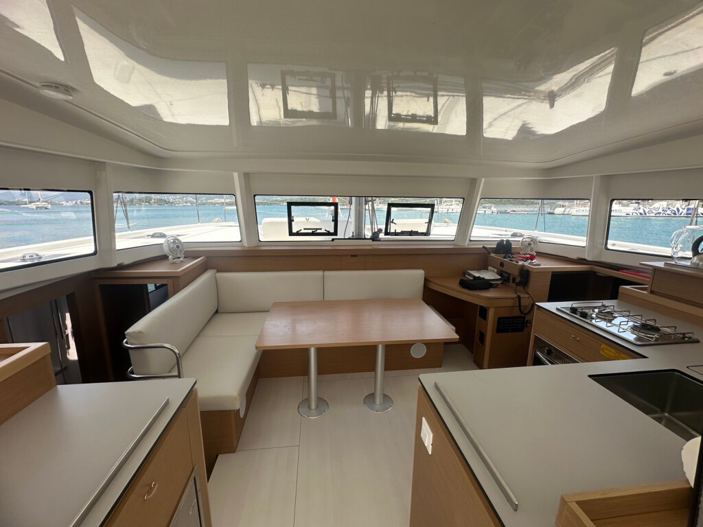 Yacht EXCESS-CATAMARANS - 11 "Yellow Bird V"