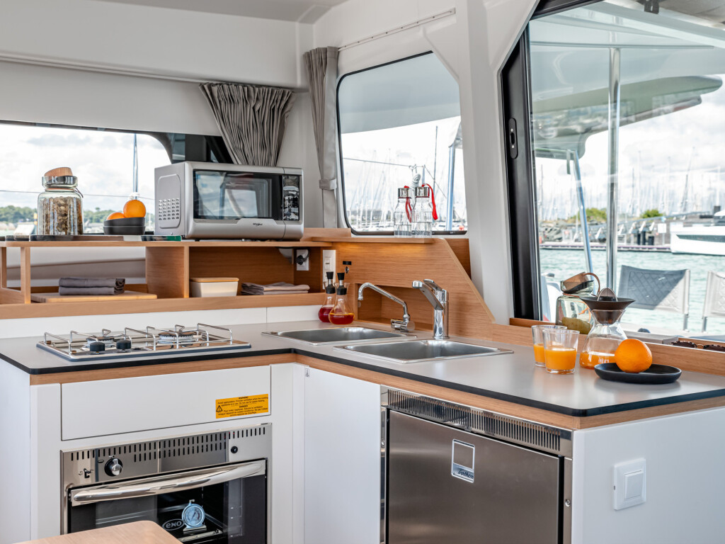 Yacht EXCESS-CATAMARANS - 11 "Black Pearl V"