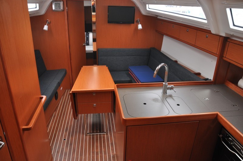 Yacht BAVARIA - Cruiser 37 "Rea"