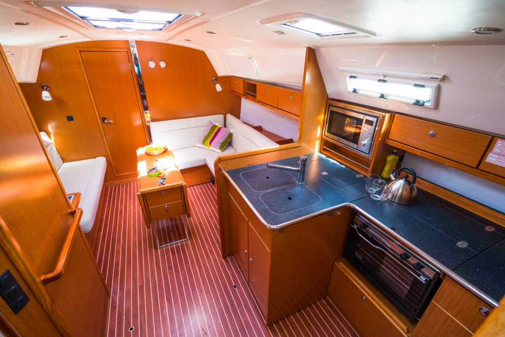 Yacht BAVARIA - Cruiser 36 "Estela"