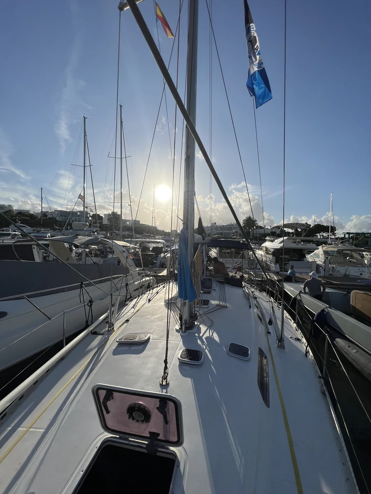 Morgens in Cala D'Or. Das Wasser ist hier bedingt durch die Lage der Marina "stehend" und friedlich.