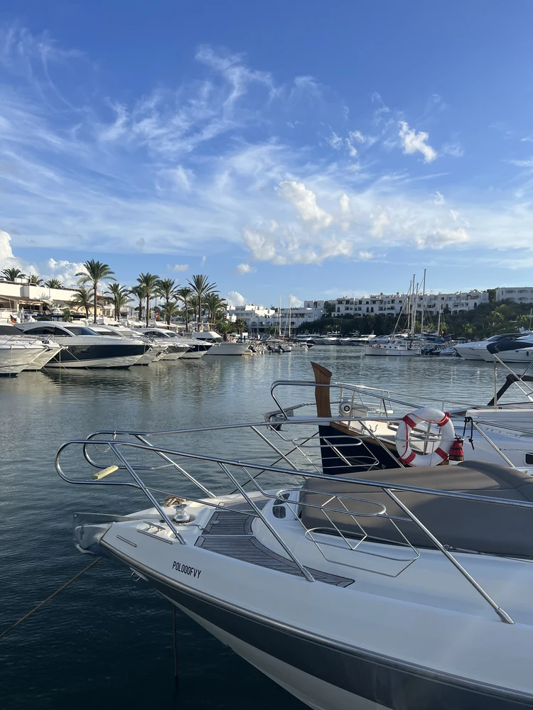 Blick in Richtung der langgezogenen Bucht.