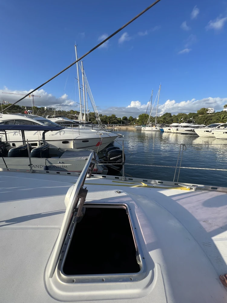 Insgesamt ist es ein sehr ruhiger Hafen. Die örtlichen Lokalitäten schließen früh, sodass man hier ruhigen Schlaf bekommt.