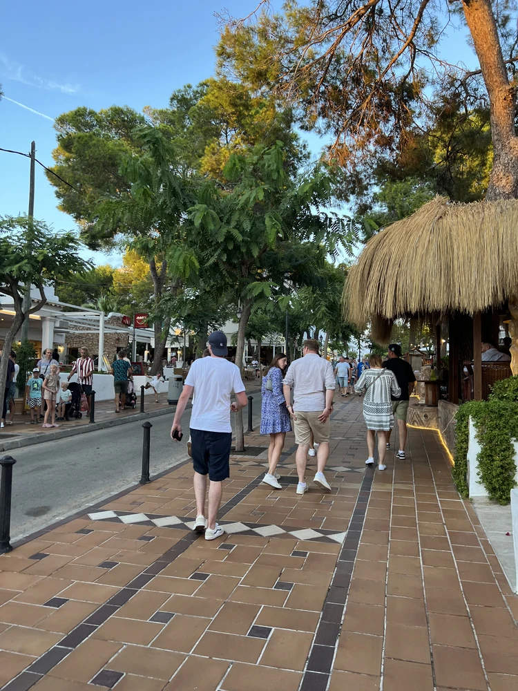 Breite Fußwege, wenig Gedränge. Auch in der Hochsaison.