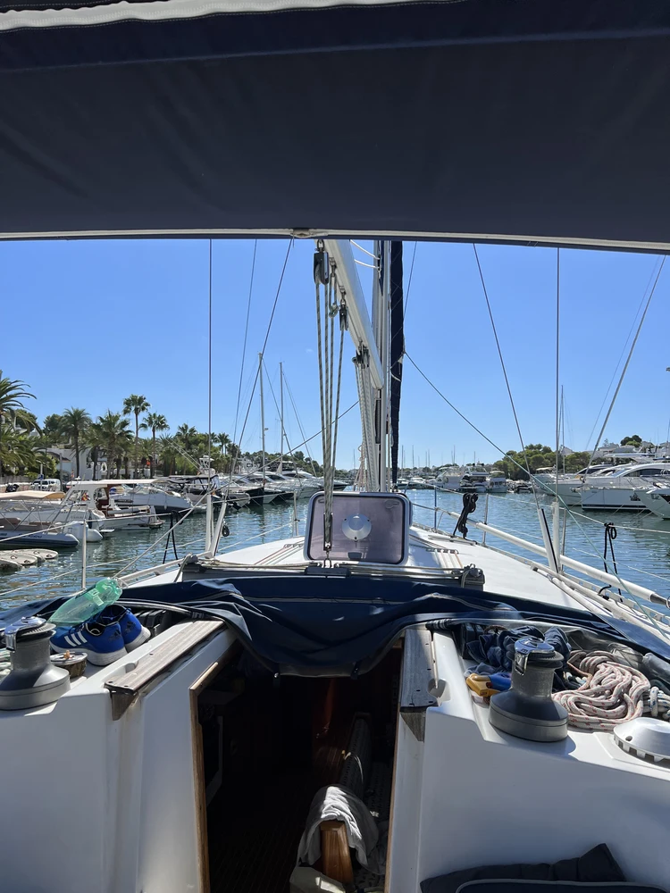 Durch die tief in der Bucht liegende Marina zu navigieren ist ein kleines Erlebnis.