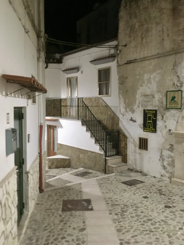 Der Hafen liegt unmittelbar an der Stadt.