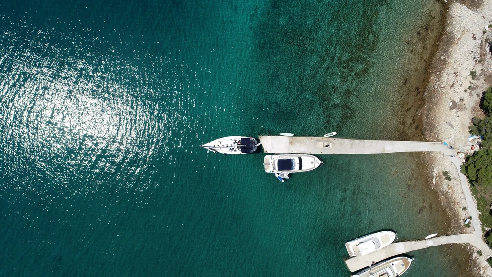 Wer reserviert bekommt hier Platz. Die Mooring ist ausreichend.