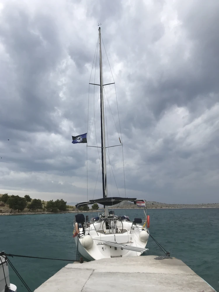 Eine halbe Stunde fegten Böen bis zu 50 Knoten durch die Kornatis.