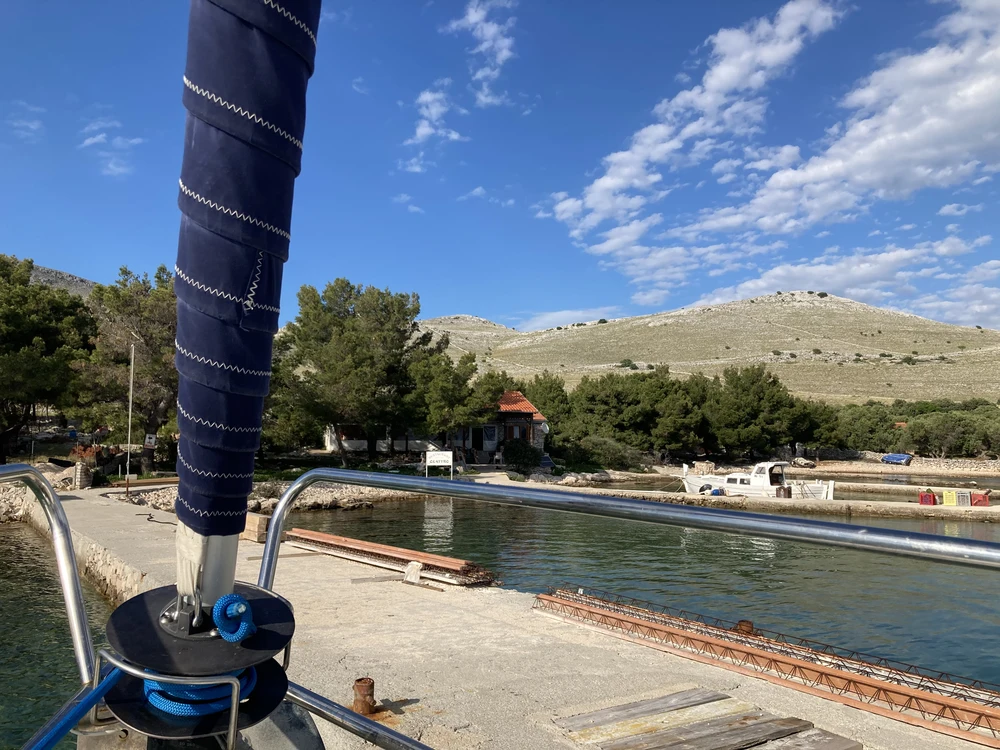 An einem anderen Tag, längsseits der Pier.