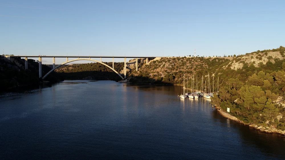 Luftaufnahme von der Krka in Blickrichtung der Autobahnbrücke.