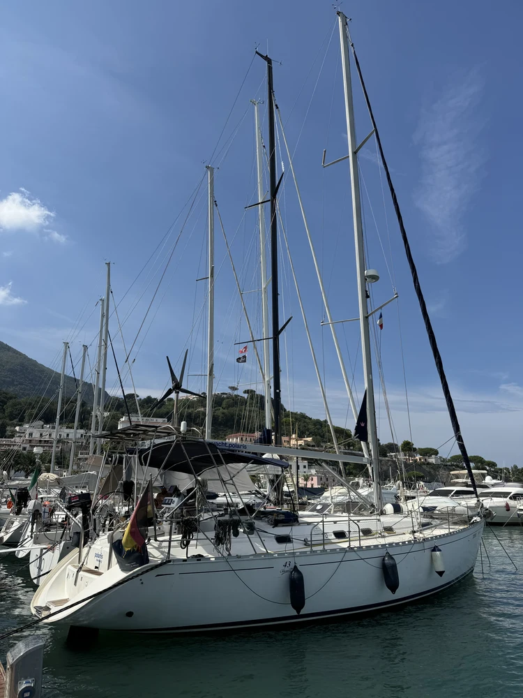 POLARIS friedlich im Hafen. Wasser und Strom sind in den Kosten enthalten.