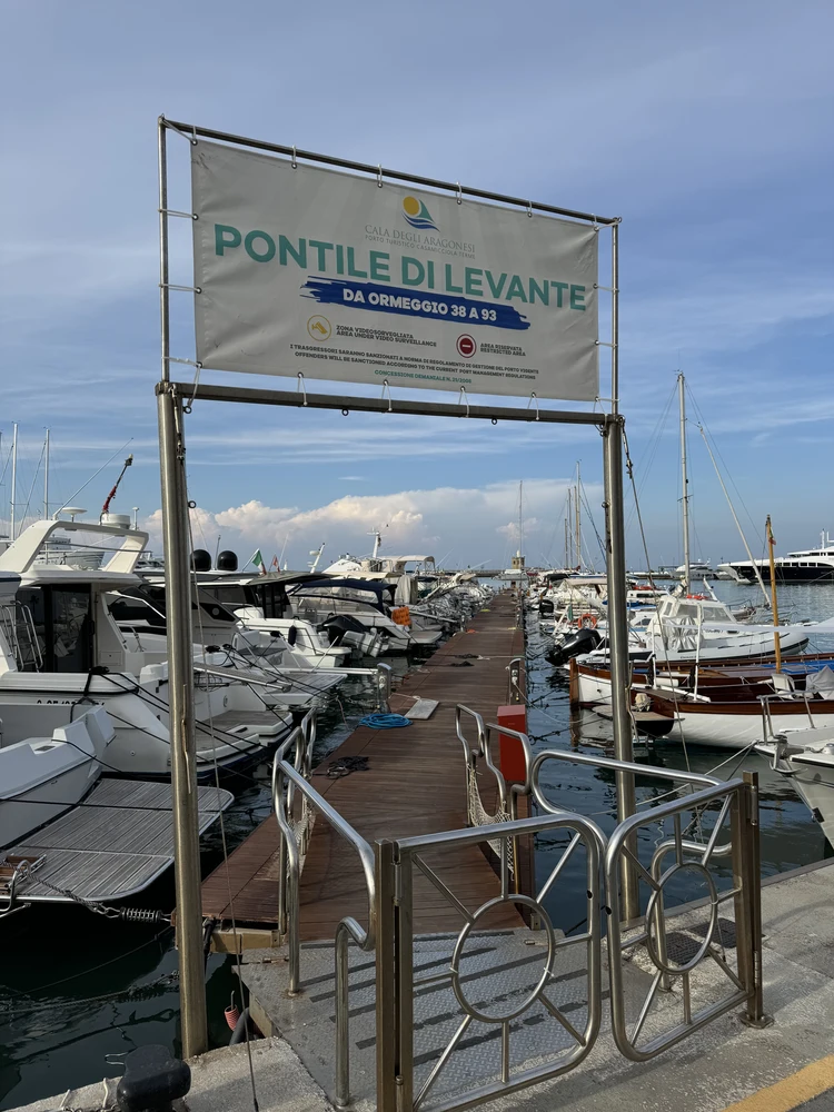 Der Port Cala Degli Aragonesi präsentiert sich aufgeräumt.