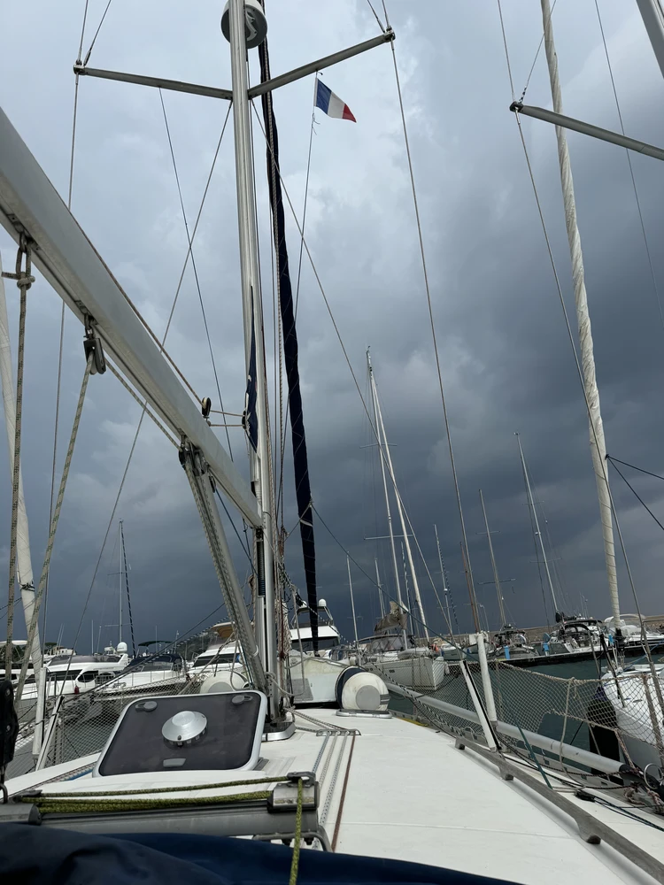 Einen Tag musste das Schiff auf Ischia abwettern.