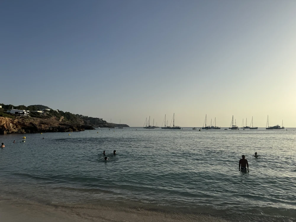 Die See ist hier sehr friedlich, trotz des Ostwinds von fünfundzwanzig Knoten.