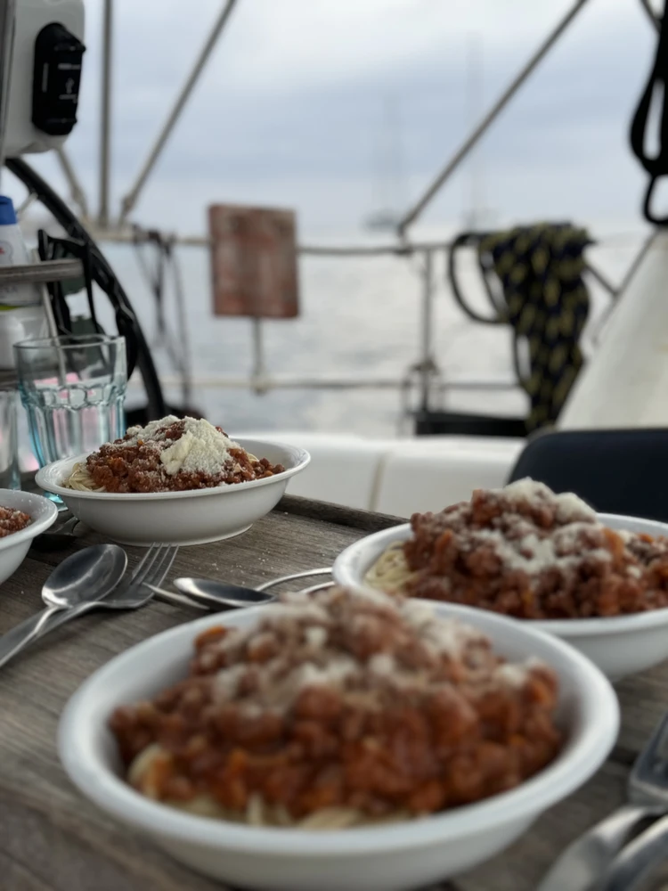 Auch an Bord wurde gekocht: Klassische Bolognese.
