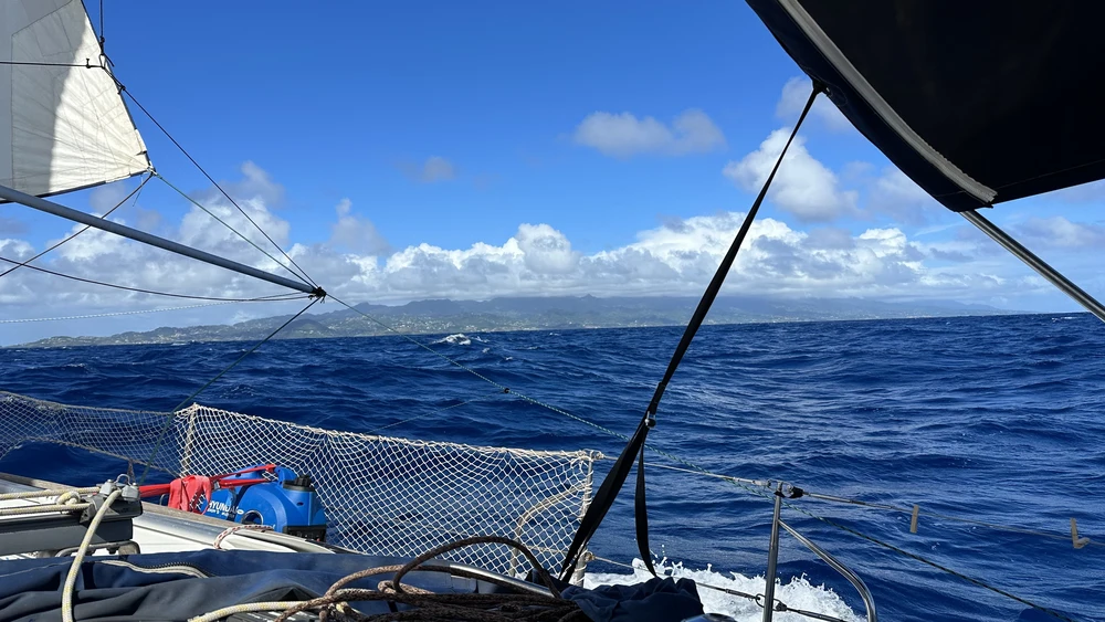 Segelyacht in der Karibik. Aufnahme aus dem Cockpit.