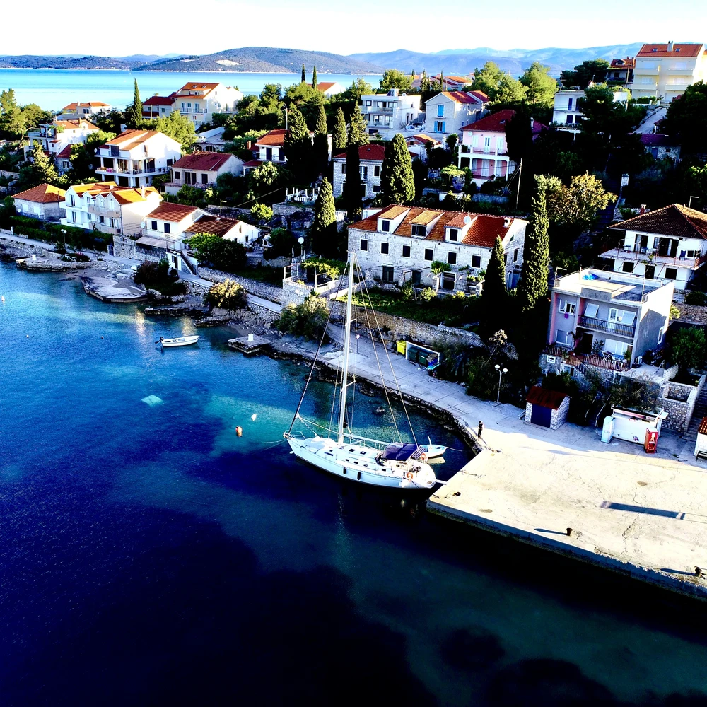 Kommunal-Pier in Maslinica.