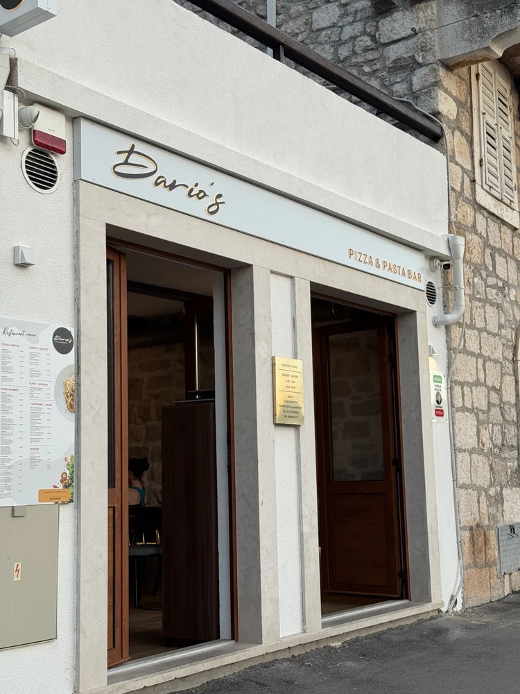 Dario's Pizzeria in Milna. Geöffnet ab Mai 2026 bis Saisonende.