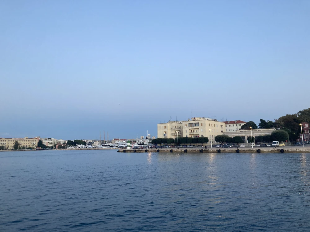 Später Herbst. Zadar, Einfahrt zum hafen.