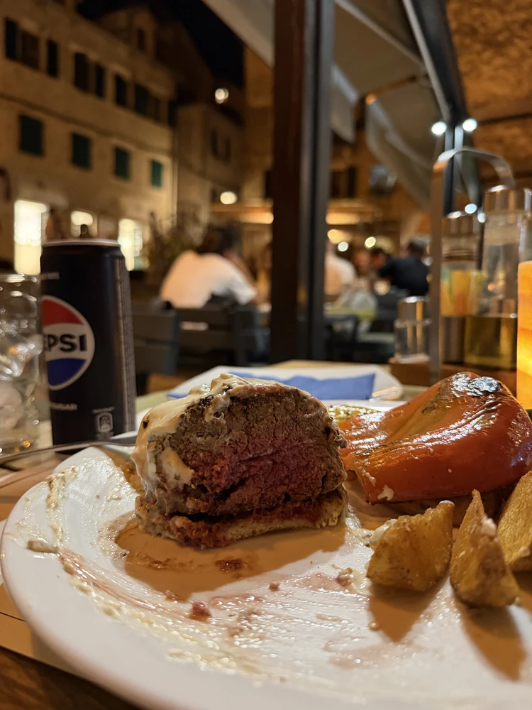 Gemüse mit Steak und gerösteten Brot.