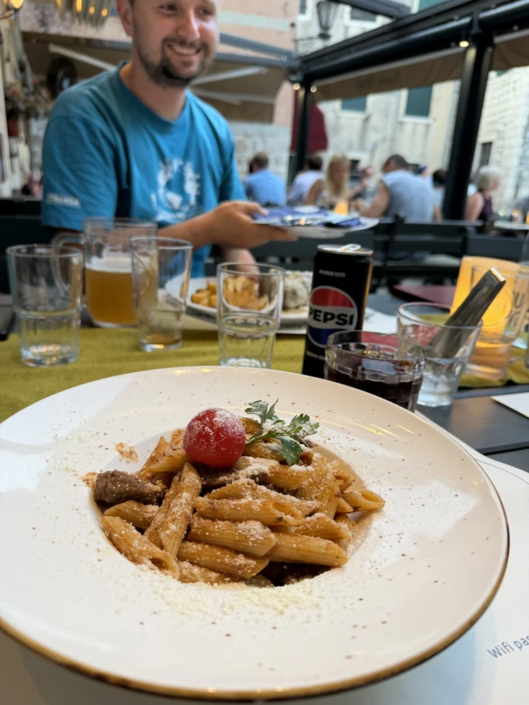 Penne mit Bolognese. Auf Basis eines Steaks.