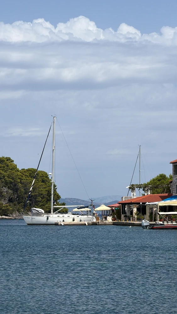 Pomena mit Segelyacht Polaris.