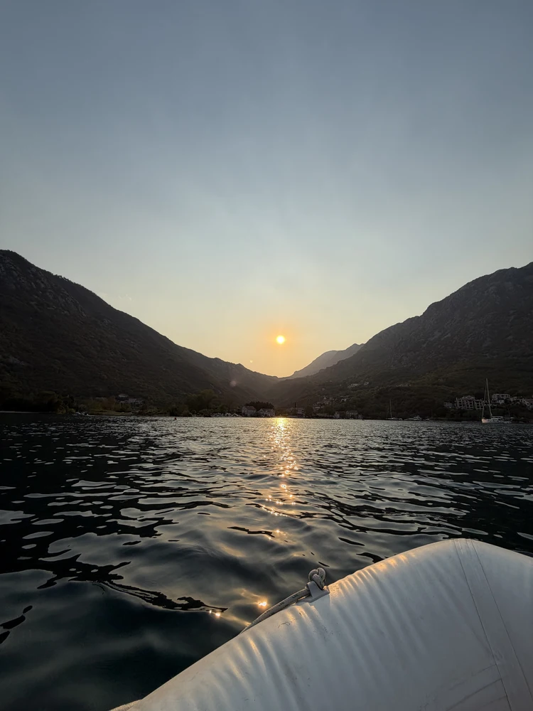 Abendstunden in der Ankerbucht Morinj.