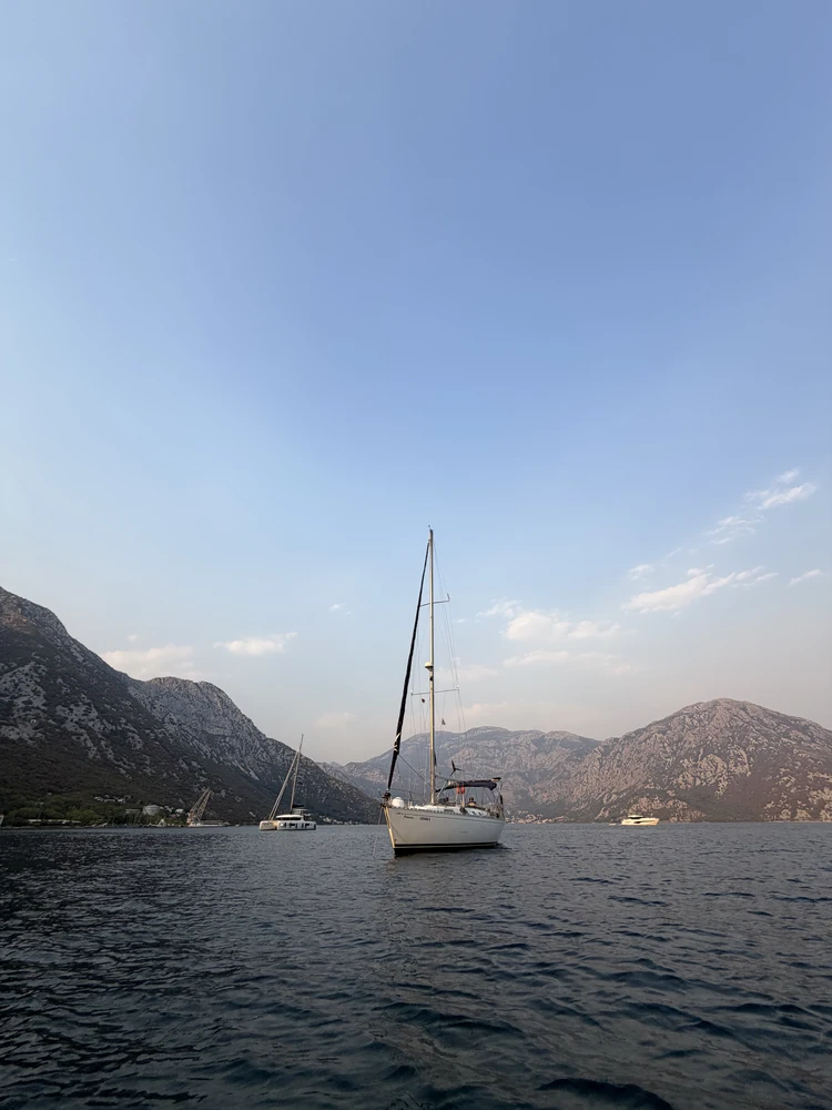 Ankerbucht Morinj mit Segelyascht