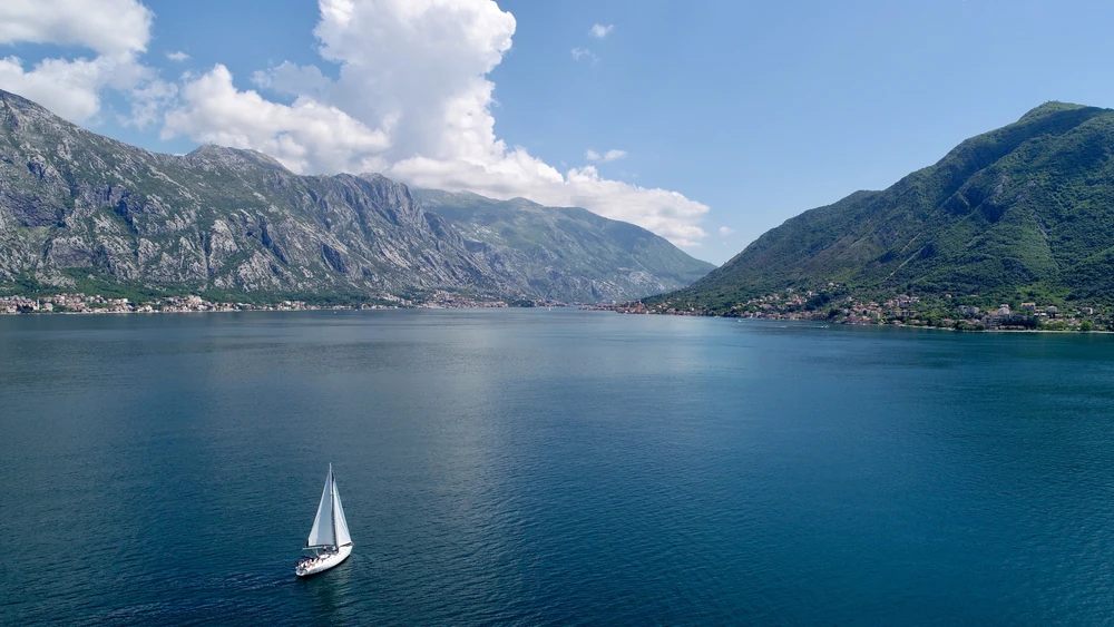 Segeln im Fjord von Kotor