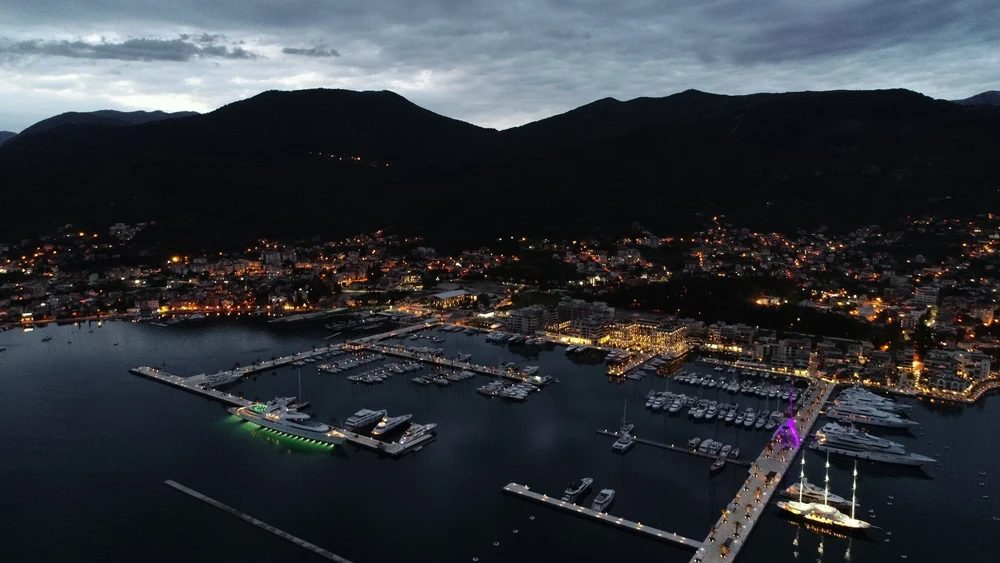 Mit etwas mehr Abstand: Die gesamte Hafenanlage