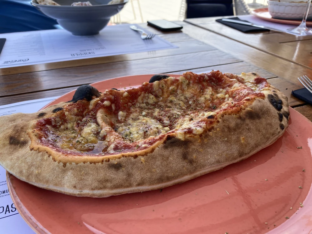 Eine Pizza im Hafen-Restaurant