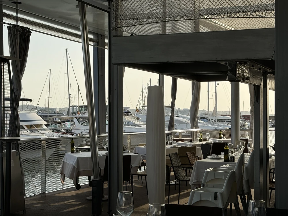 Hafen-Bar mit Hafen-Ansicht.