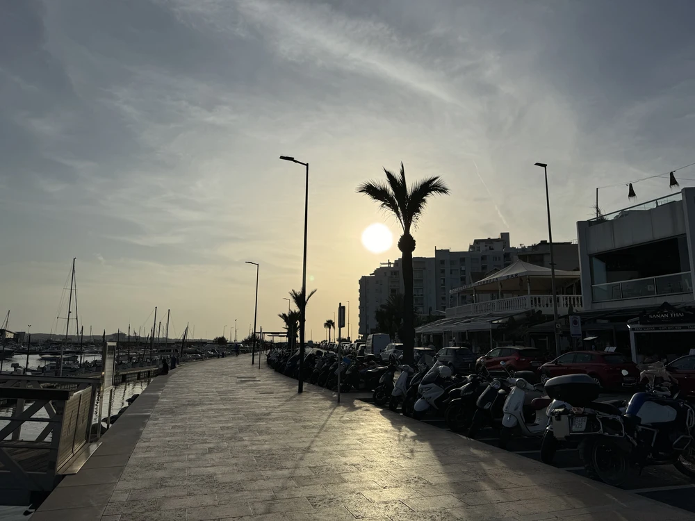 Promenade von San Antonio mit Gegenlicht.