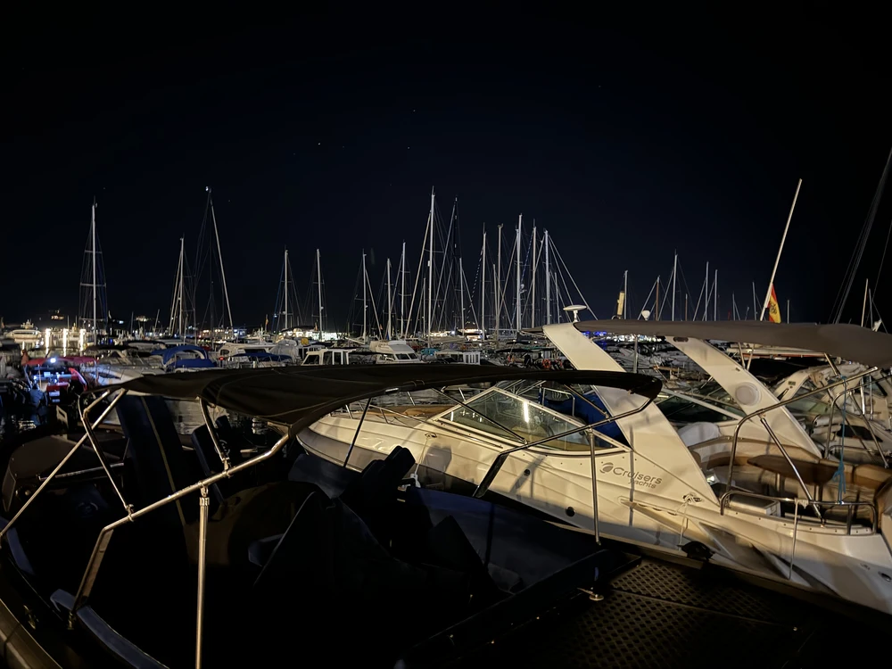 Abendstunden im Hafen auf Ibiza.